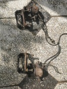 Mercedes E-190 zaciski prawy i lewy przód ,używane