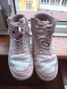 Biało-różowe boty fila