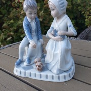 Porcelanowa figurka Casades para młodych z pieskami 