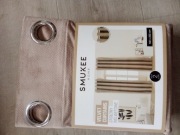 Beżowe welwetowe zasłony na przelotkach SMUKEE 2x zasłona kółka 