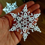 Dekor na choinkę śnieżynka frywolitka biala 9,5 cm