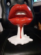 Kare design czerwone usta figura