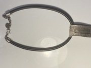 Prosty i nowoczesny naszyjnik ze skóry oraz stali