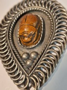 Wisior ze skarabeuszem w stylu Egyptian Revival