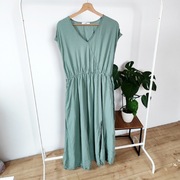 Sukienka 40 L Reserved z kieszeniami wiązana z paskiem zielona nude MIDI