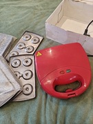 Elektryczna gofrownica lub urządzenie do pieczenia pączków.