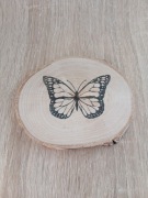 Naturalne drzewo. Podkładka pod kubek. Motylek