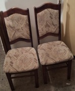 Drewniane krzesło z tapicerowanym siedziskiem i oparciem.