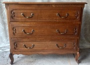 Wysoka komoda w stylu vintage