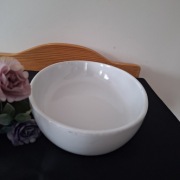 Białe naczynie ceramiczne 