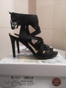 Sandały skórzane na szpilce Carinii