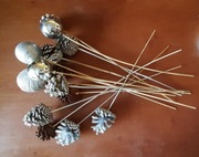 Szyszki i bombki srebrne na patykach | dekoracja, ozdoba do wazonu