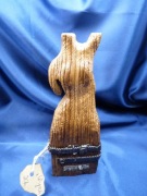 rzeźba kobiety w drewnie 