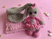 Zestaw króliczka na szydełku oraz ręcznie pleciony kocyk. Idealny prezent!