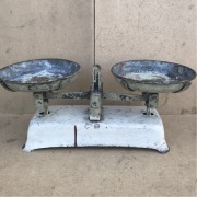 Stara zabytkowa waga szalkowa + 5 odważników