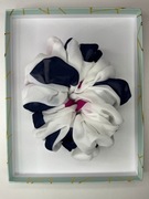 Duża gumka scrunchie – biało-granatowo-różowa, ręcznie szyta, nowa