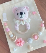 Zestaw podarunkowy: grzechotka + zawieszka na smoczek 