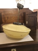 Lampa wisząca z zamkniętym kloszem.