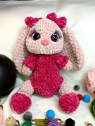 Ręcznie robiony króliczek na szydełku – maskotka handmade – prezent 