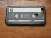 Etui do smartfona przypominajace kaseta audio magnetofonowa