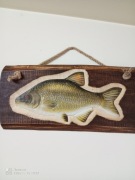 Leszcz płaskorzeźba w drewnie 