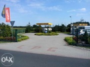 Teren pod działalność, ogrodzony utwardzony z małym pawilonem.