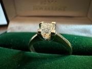 Złoty pierścionek z brylantem