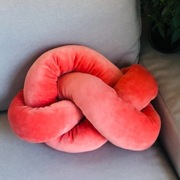 Poduszka precel supeł knot pillow welur kulka