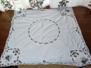 Obrusik z haftem i koronką 80x80