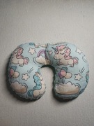 Poduszka jasnoniebieska do samolotu jednorożce podróżna