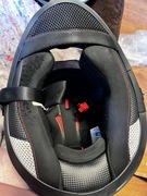 Kask NOWY Z DROBNYMI RYSAMI !