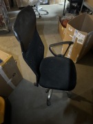 Fotel biurowy Jysk obrotowy na kółkach czarny siatkowany