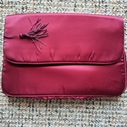 Kosmetyczka/kopertówka damska z satyny purpurowa francuska