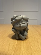 Doniczka betonowa dziewczynka