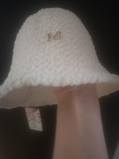 Śliczny kapelusik z logo