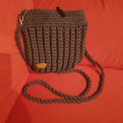 Mała torebka na długim pasku