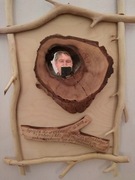 Lustro drewniane obraz wewnątrz orzecha włoskiego.