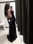 długa czarna satynowana sukienka Zara pajęczyna S36 dekolt serek halloween 