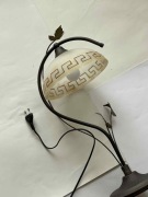 Lampka nocna z klasycznym wzorem greckim