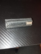 Wzmocniony tłok z jednym stalowym zębem 