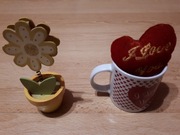 Ozdoby na półkę - kwiatek i kubek z pluszowym sercem