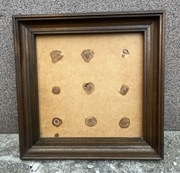 Drewniana, stara ramka na zdjęcie lub obrazek.