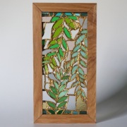 Witraż w dębowej ramie, liście laurowe