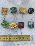 Zestaw metalowych odznak 8 sztuk