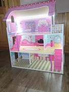 DOMEK DLA LALEK DREWNIANY Z PODŚWIETLENIEM LED