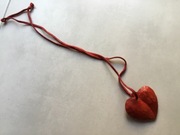 czerwony wisiorek na rzemyku