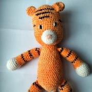 Tygrys z włóczki- maskotka