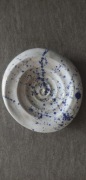 ABSTRACT DISH - ceramika szkliwiona biel + kobaltowy bryzg