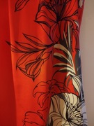 Koralowa sukienka w kwiaty 