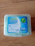 Wykałaczki z nicią dentystyczną o smaku miętowym.